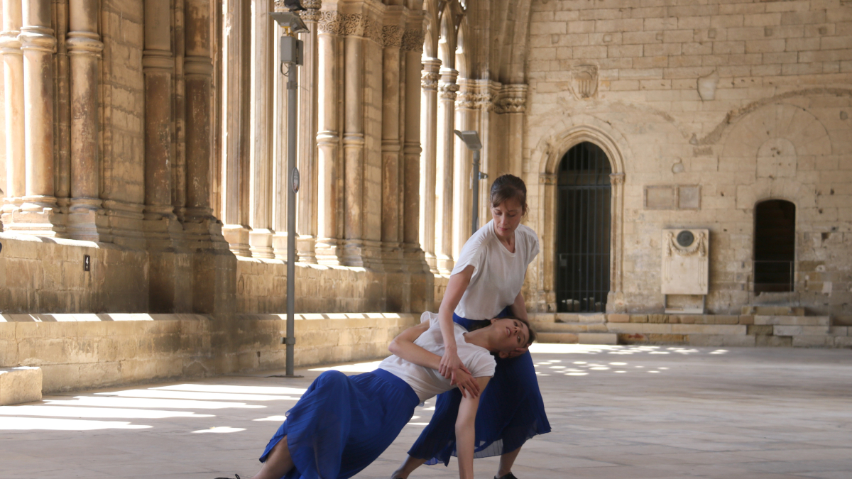 El claustro de la Seu Vella ha sido el escenario de una breve muestra de la pieza 'Vetlla' que se podrá ver en el Dansàneu.