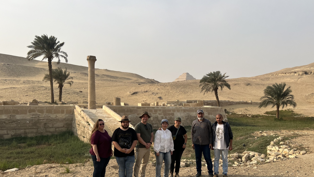 El equipo de investigación frente a la pirámide del Templo del Valle de Una, que actuaba como puerto fluvial en la antigüedad. Fotografía facilitada por Eman Ghoneim.