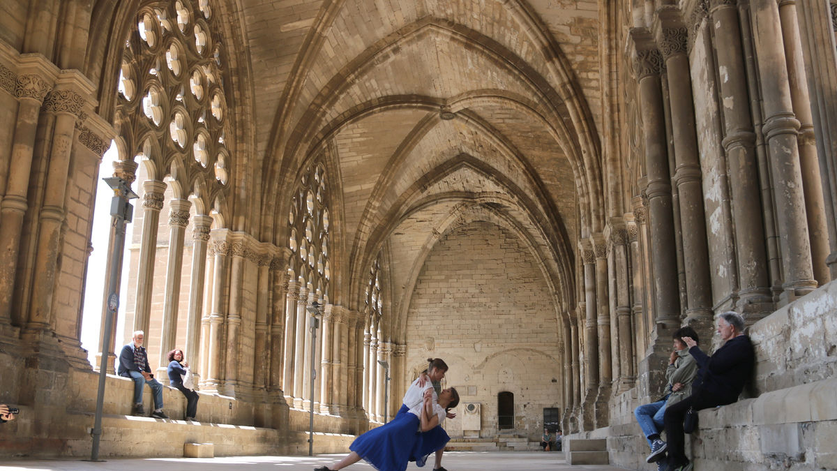 El claustro de la Seu Vella acogió ayer un ‘aperitivo’ de la coreografía ‘Vetlla’, que se presentará en Isil. - ACN