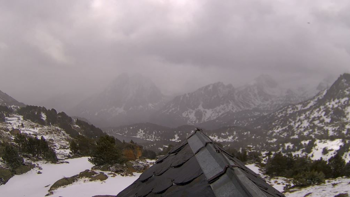 Una ligera nevada cayó ayer en el refugio de Amitges. - PROJECTE QUATRE ESTACIONS