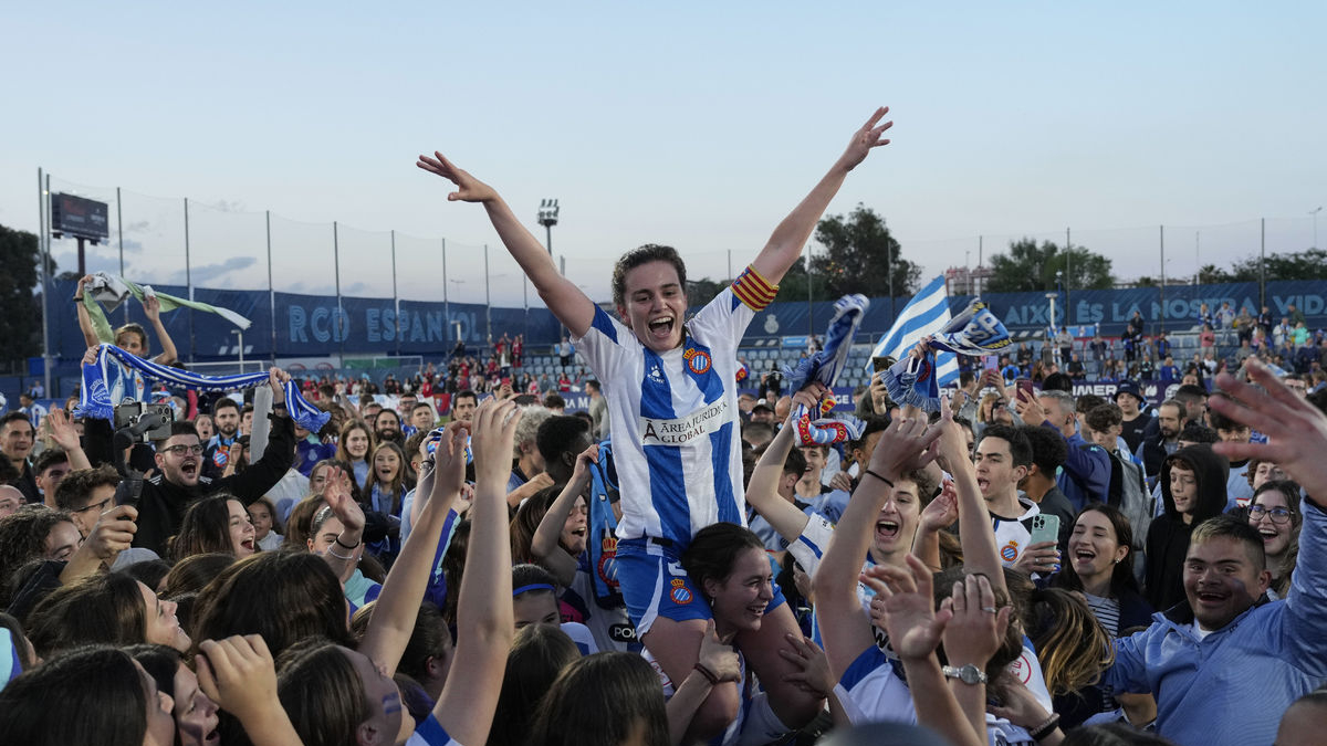 La celebración de las jugadoras del Espanyol tras el ascenso. - EFE/ ALEJANDRO GARCÍA