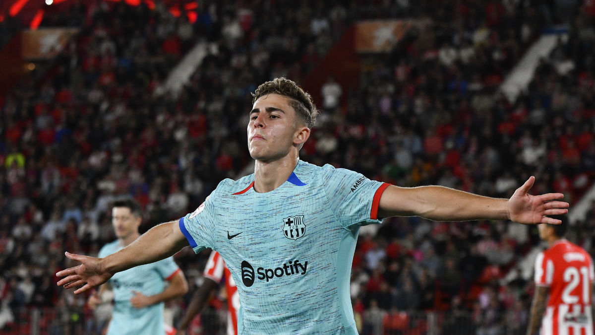 Fermín celebra uno de los dos goles que anotó ayer ante el Almería. - EFE