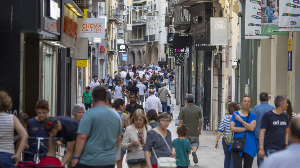 Gente paseando por el Eix Comercial de Lleida. - JORDI ECHEVARRIA