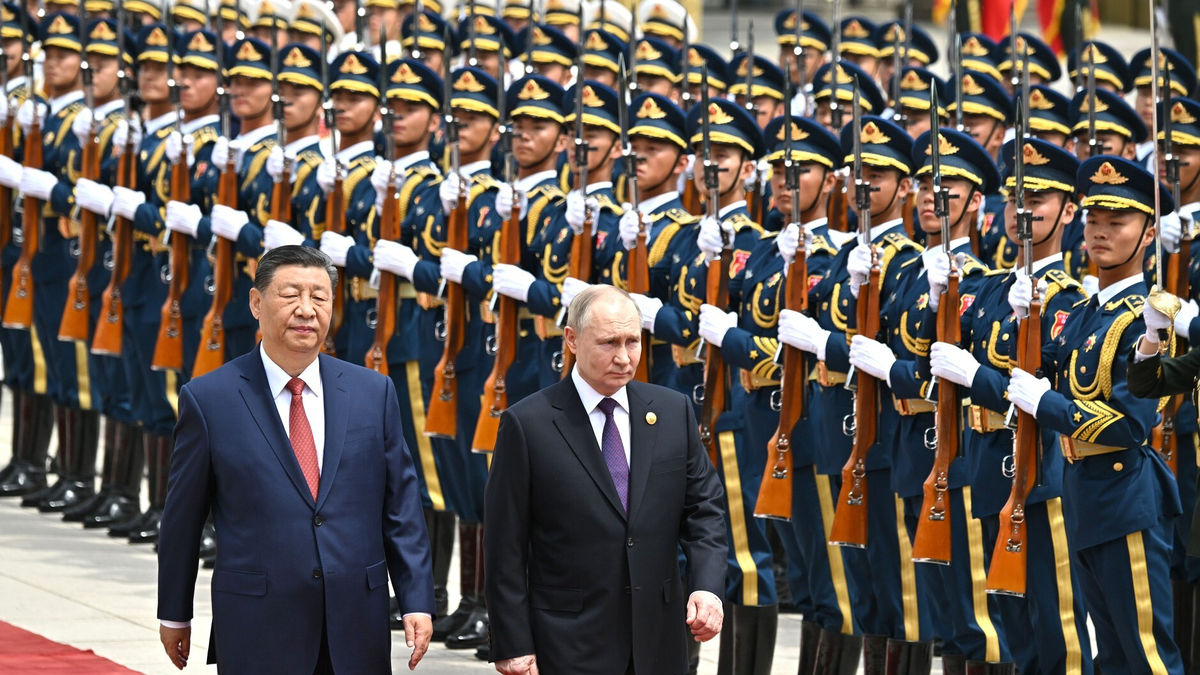 Xi i Putin passen revista a la guàrdia d’honor a Pequín. - KREMLIN / DPA