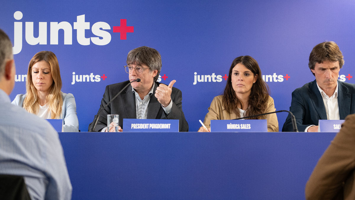 Puigdemont flanqueado ayer en Perpinyà por los candidatos de Junts por Lleida, Tarragona y Girona. - EUROPA PRESS