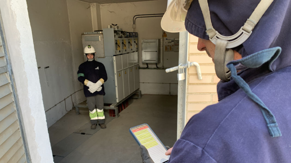 Un tècnic consulta a l’app la maniobra que ha de fer. - MARC CARBONELL