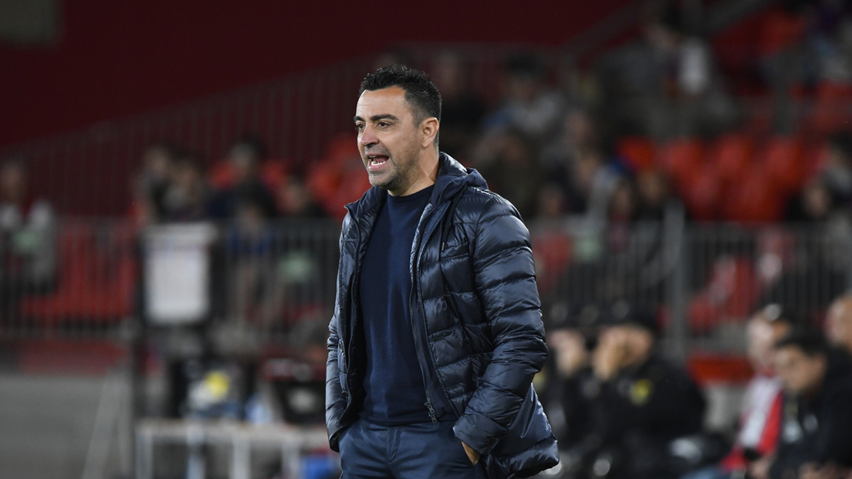 El entrenador del FC Barcelona, Xavi Hernández durante el partido de la jornada 36 de LaLiga EA Sports disputado ante la UD Almería en el Power Horse Stadium de Almería (Andalucía).