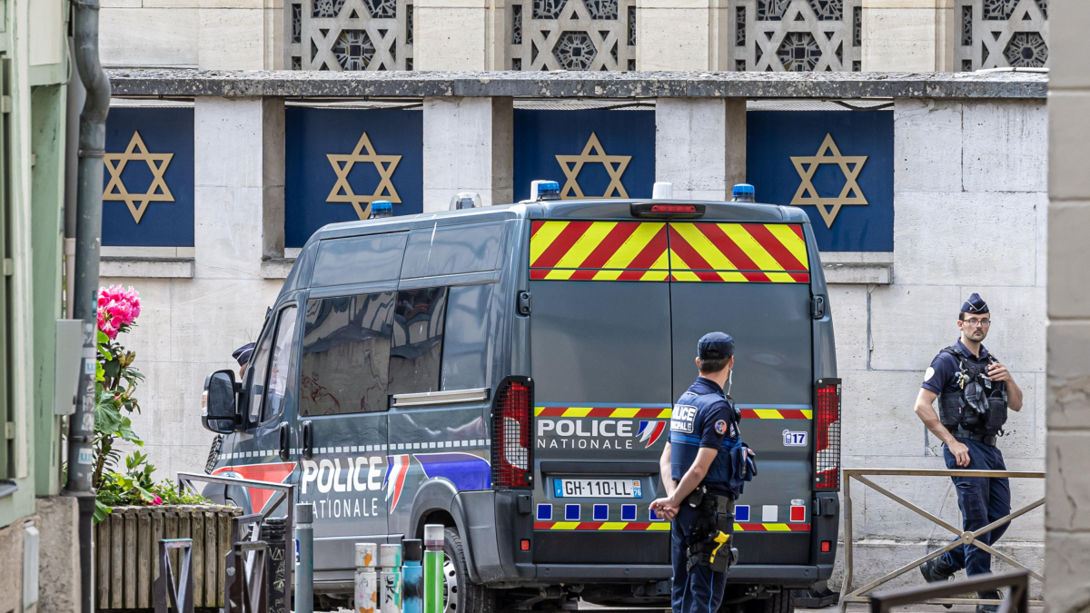 Exterior de la sinagoga de Ruan, con presencia policial.
