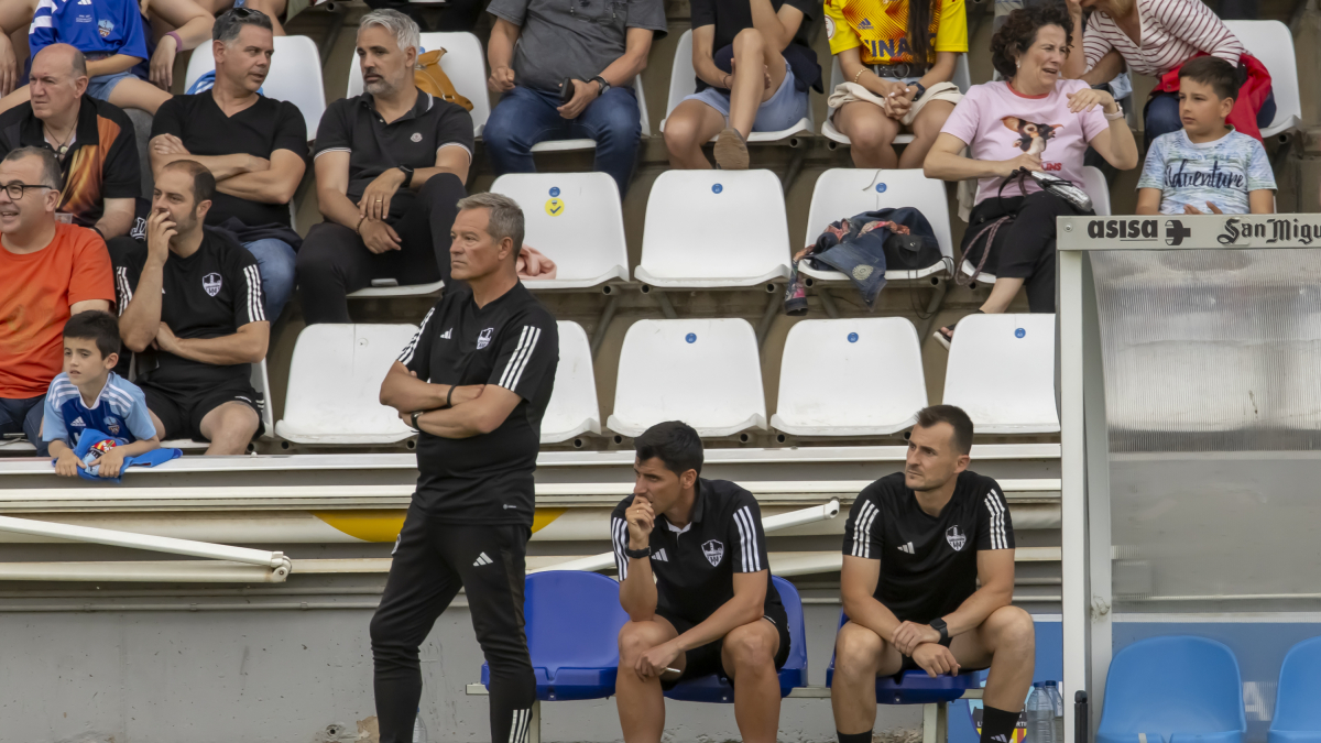 Viadero, a la banqueta|banc dels acusats del Camp d’Esports en el partit davant del Yeclano