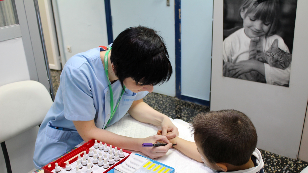 Una prueba de alergia a un niño.