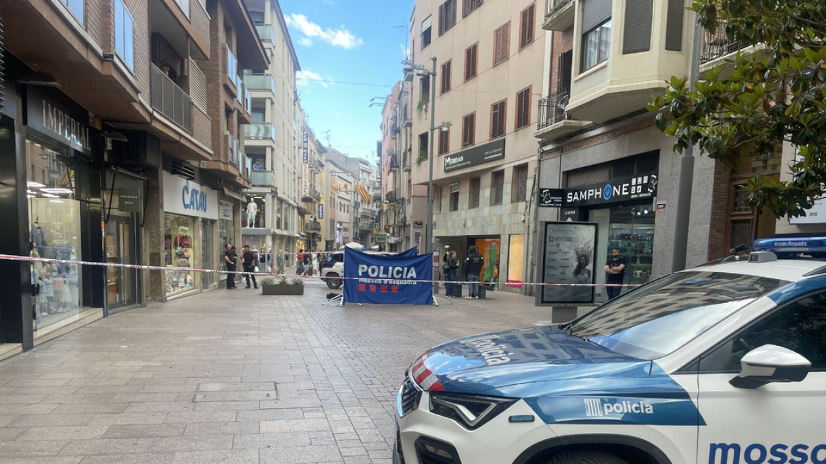 Los Mossos d’Esquadra y la Guardia Urbana cortaron la calle al tráfico. - SEGRE