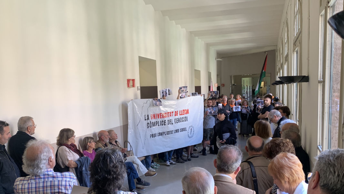 Manifestantes y representantes de las aulas, ayer en el Rectorado. - MARC CARBONELL