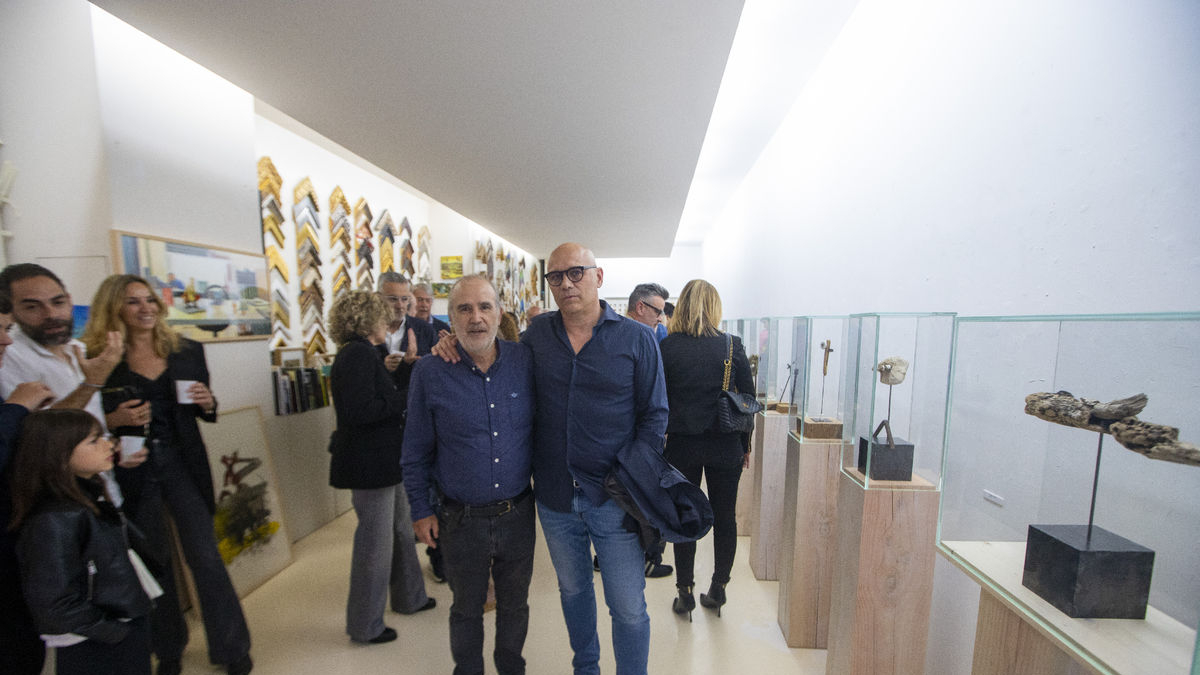 El responsable de la galeria i l’artista, ahir a la inauguració. - GERARD HOYAS