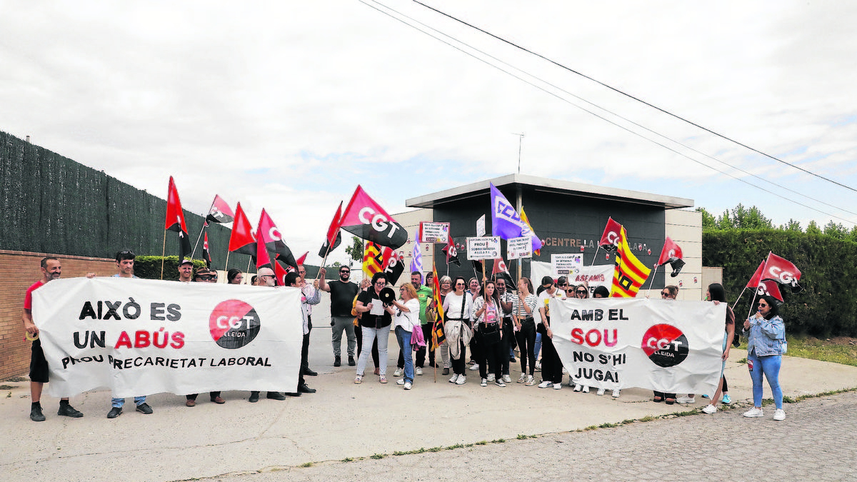 Una treintena de trabajadores protestaron ayer frente a las puertas del centro de Alcoletge. - AMADO FORROLLA