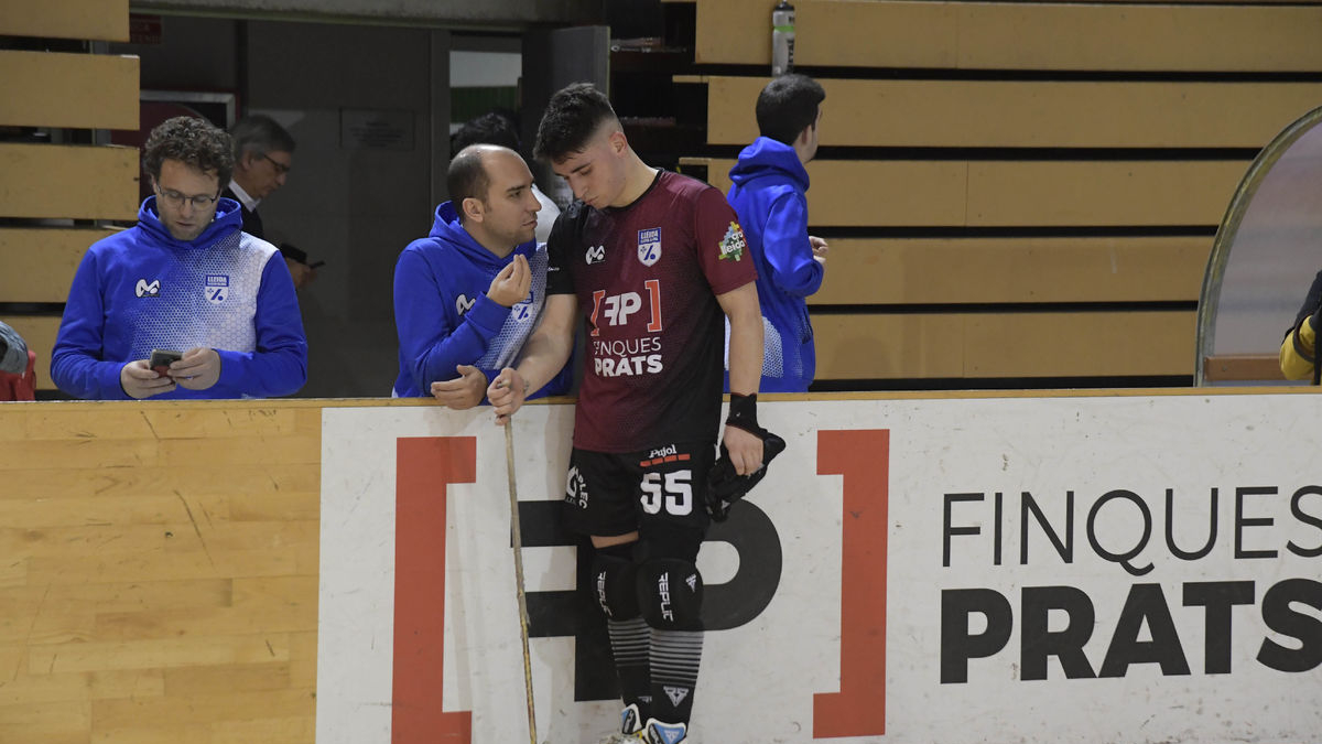 Edu Amat da instrucciones a Nico Ojeda durante un partido. - SANTI IGLESIAS