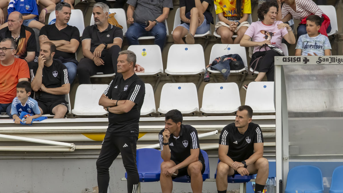 Viadero, en el último partido de su equipo, en la ida ante el Yeclano. - JORDI ECHEVARRIA