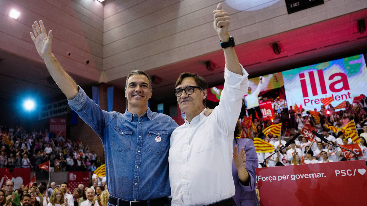 Sánchez e Illa en el acto final de campaña del PSC en Barcelona. - EFE