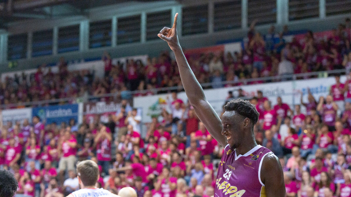 Kur Kuath aixeca un dit per celebrar una cistella, amb la grada plena del Barris Nord de fons, que va gaudir del primer triomf de la sèrie del seu equip. - JAVI ENJUANES