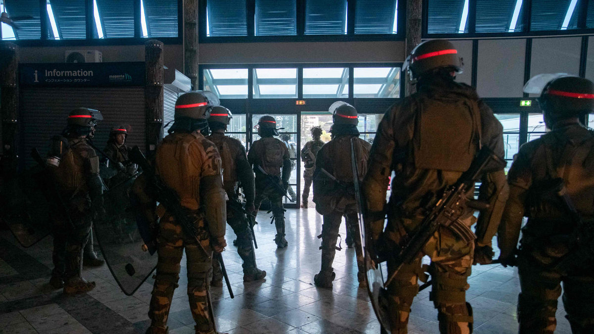 Els soldats francesos protegeixen l’aeroport de Nouméa, tancat. - EUROPA PRESS