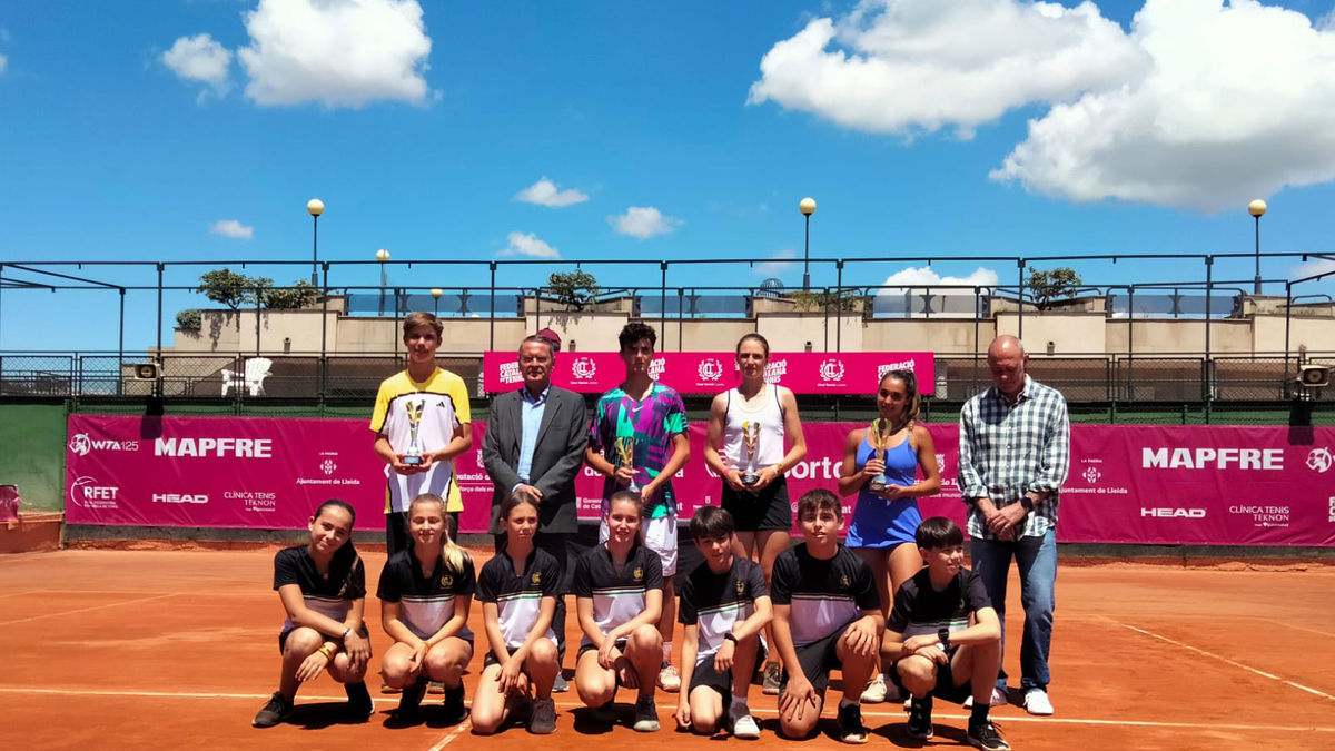 Los campeones y finalistas del ITF Junior que ha acogido el CT Lleida.