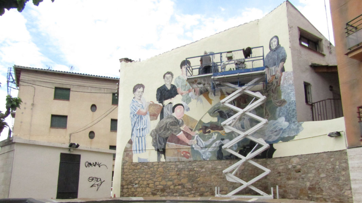 El mural en elaboració al costat de l’antic safareig de Tremp. - EDGAR ALDANA