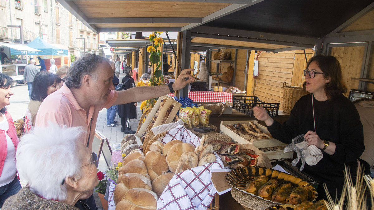 La Fira del Pa i el Cereal cuenta con 36 expositores, de los que una decena son hornos que elaboran y venden pan. - LAIA PEDRÓS