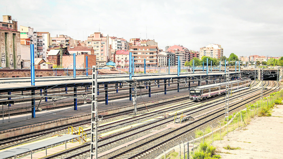Les vies de tren entre l’estació i Comtes d’Urgell. - SEGRE