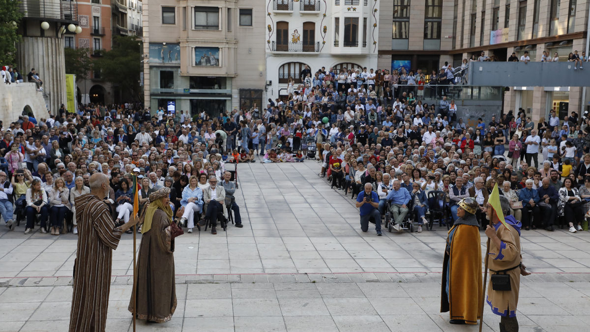 Embajadas ayer entre las tropas moras y cristianas en una plaza Sant Joan llena de público. - AMADO FORROLLA