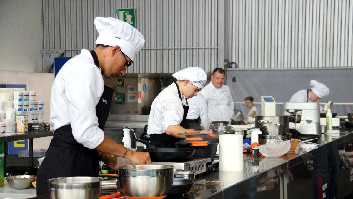 Estudiants de cuina participants en una edició anterior dels Premis Lladonosa.