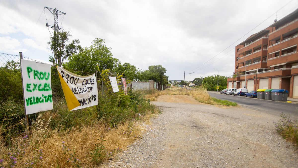 Múltiples pancartas ■ Este tramo de la calle, a la altura del número 82, apareció ayer lleno de carteles y pancartas exigiendo medidas de seguridad e instando al ayuntamiento y al alcalde a aplicarlas cuando antes. - GERARD HOYAS