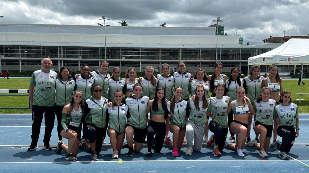 Les components de l’equip femení de l’Aldahra Lleida Unió Atlètica que ha aconseguit tornar a la Primera divisió estatal.