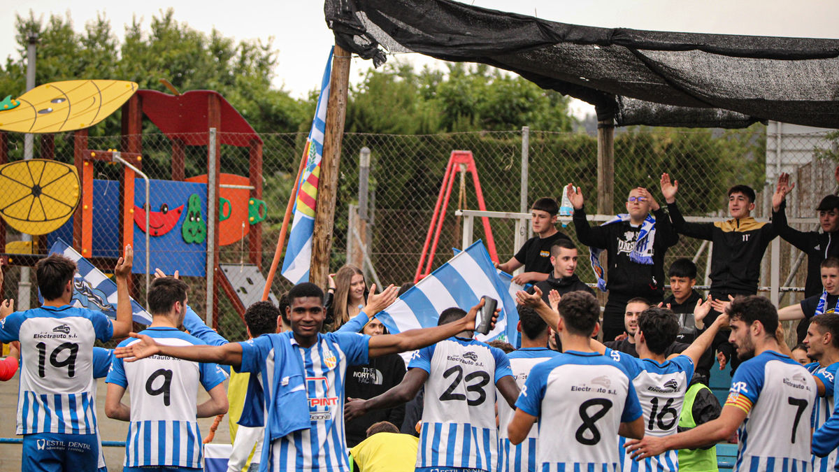 Els jugadors de l’Artesa de Lleida van celebrar la permanència a la categoria a l’acabar el partit. - INGRID SEGURA