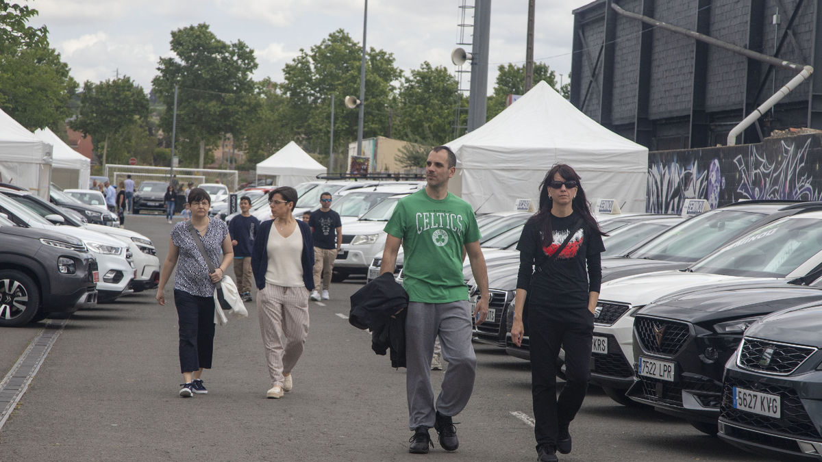 Visitants al Mercat del Vehicle d’Ocasió ahir al migdia. - LAIA PEDRÓS