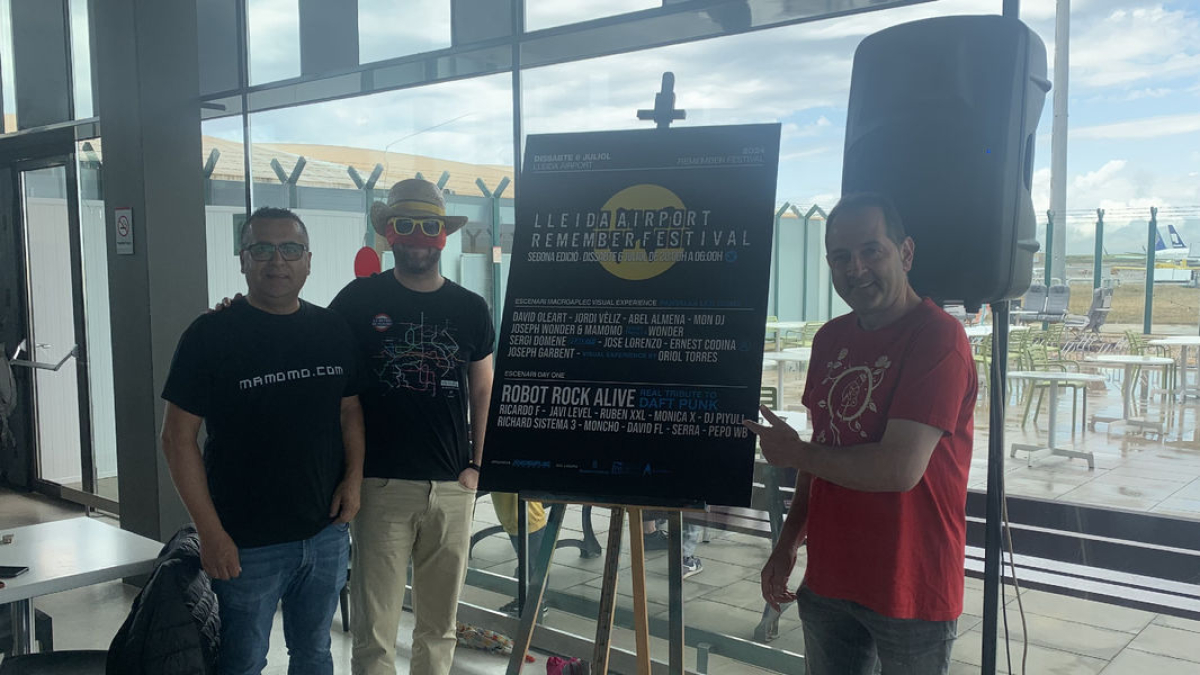 Manel Lopez, el Sr. Postu i Joseph Wonder van revelar el cartell. - MARC CARBONELL