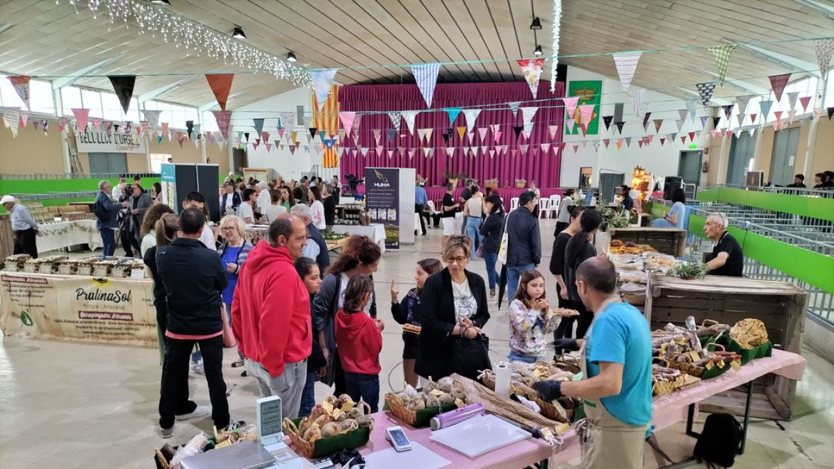 Una treintena de expositores vendieron productos de proximidad en La Cultural. - J.GÓMEZ