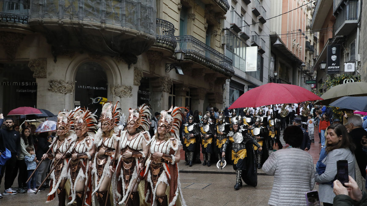 Inici de la desfilada de gala ahir a la tarda al Mercat del Pla, amb una de les comparses mores. - AMADO FORROLLA