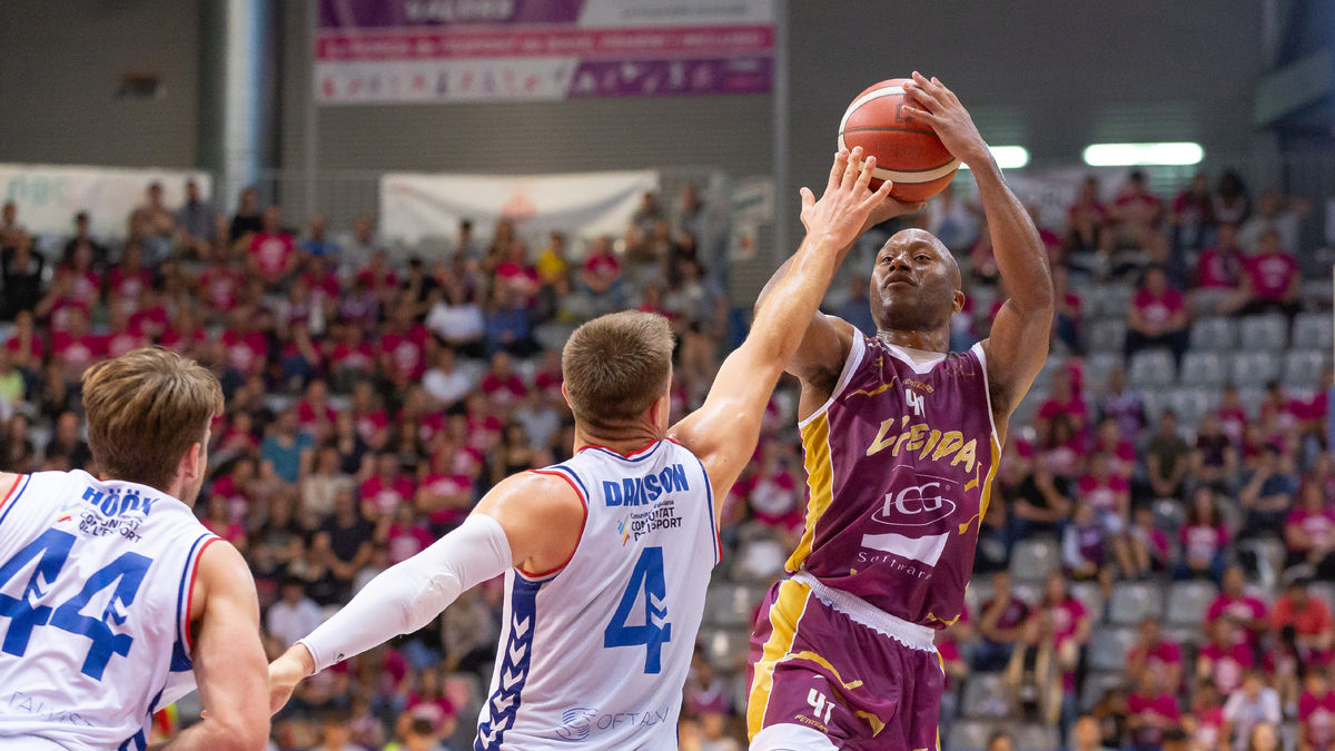 Kenny Hasbrouck llança en suspensió puntejat pel nord-americà Davison. - JAVI ENJUANES