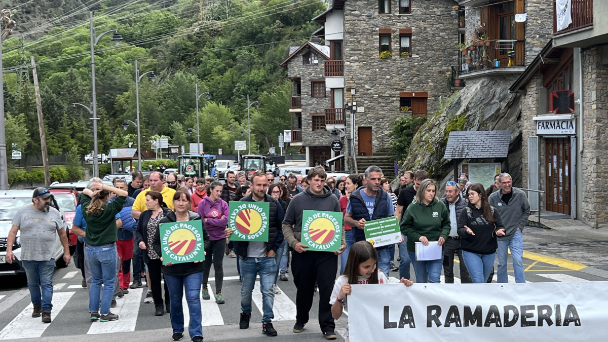 Els ramaders han anat caminant fins a la seu del Parc Natural de l'Alt Pirineu.