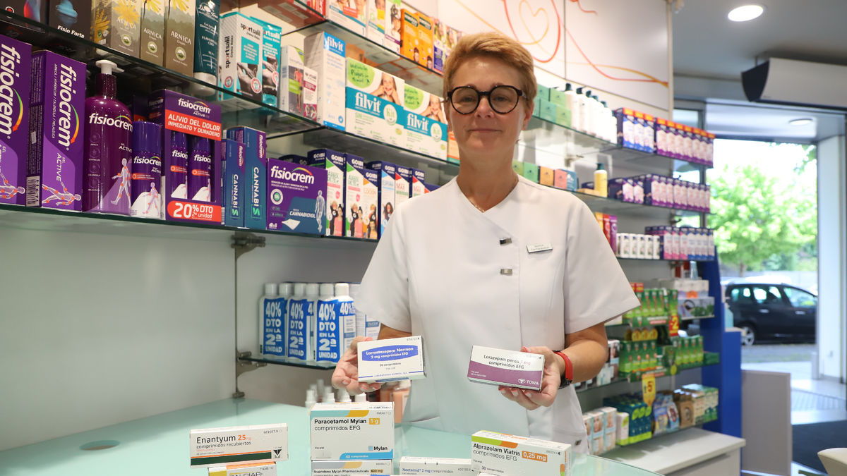 La titular de la farmàcia Delmàs sosté els dos ansiolítics i hipnòtics més receptats: lormetazepam i lorazepam. - MAGDALENA ALTISENT