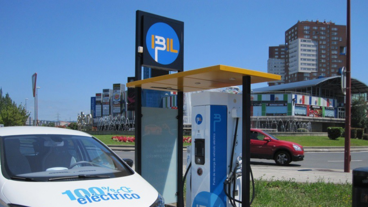 Un vehículo eléctrico, cargando. 