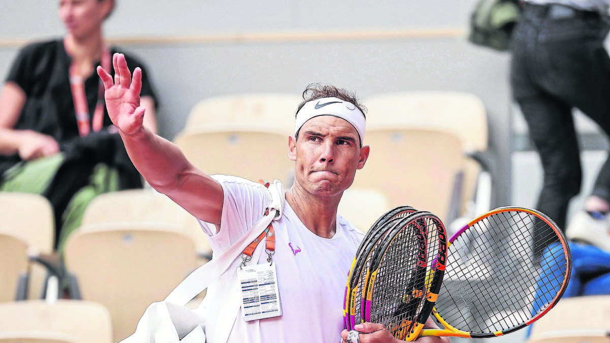 Nadal saluda al público tras concluir su entrenamiento. - EFE/EPA/CHRISTOPHE PETIT TESSON