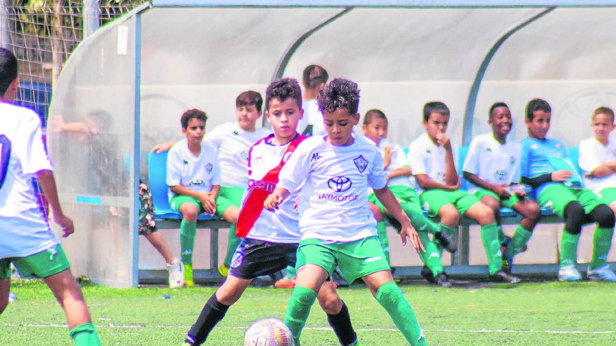 Un partit de futbol base al camp municipal Manuel Lorite de la UE Balàfia. - SEGRE
