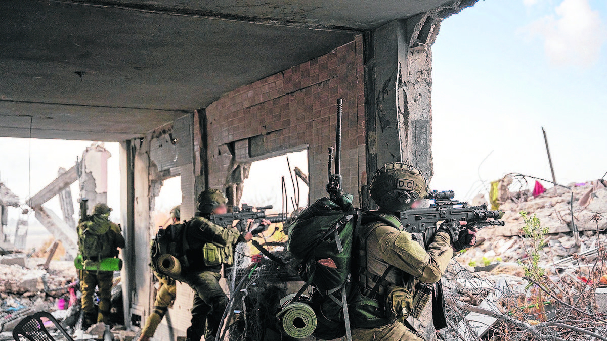 Tropes israelianes patrullen entre la runa d’una localitat de la Franja de Gaza. - EFE/EXÈRCIT D’ISRAEL