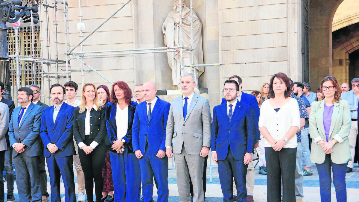 Un moment del minut de silenci a la plaça Sant Jaume. - LAURA FÍGOLS/ACN