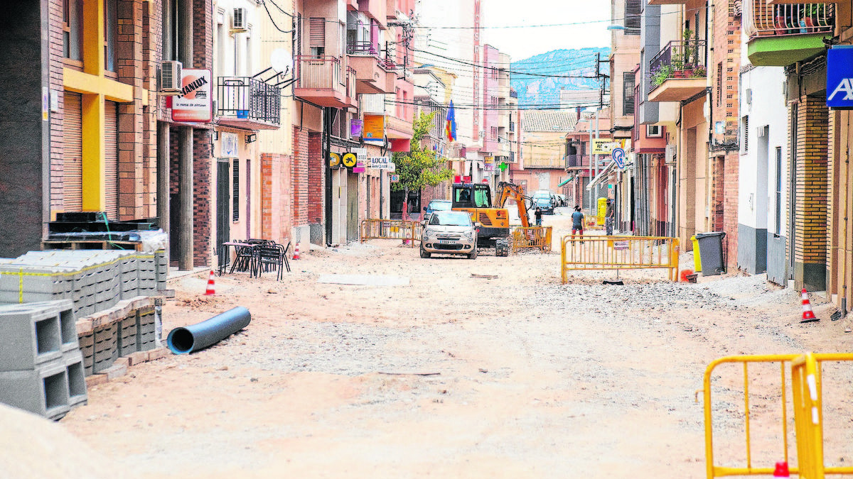Les obres a l’avinguda Catalunya, eix principal del centre urbà, on s’ha aixecat el paviment. - GERARD HOYAS