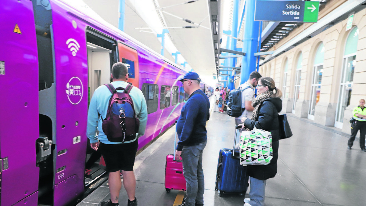 Arribada a l’estació de Lleida del nou model del tren Avlo amb destinació a Madrid, ahir a les 10.59 hores. - MARC CARBONELL