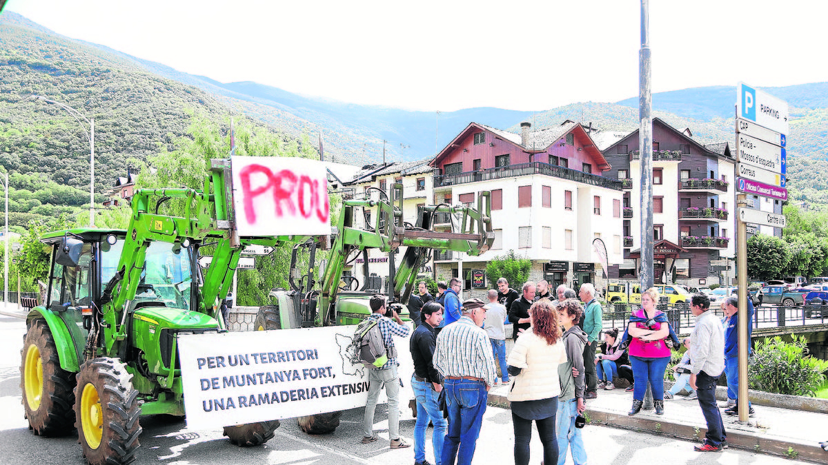 Els manifestants van tallar amb tractors la travessia de la C-13 a Sort. - EDGAR ALDANA