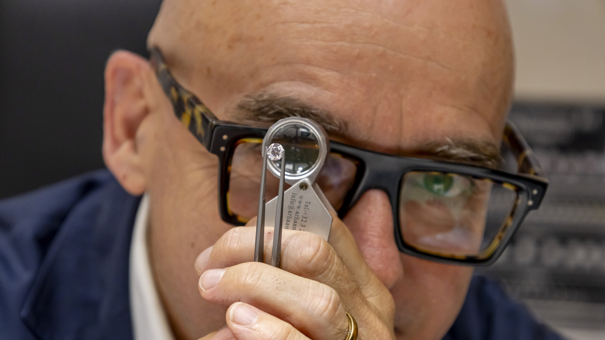 El joier lleidatà Àlex Riu, pioner a Espanya en la importació de diamants de laboratori.
