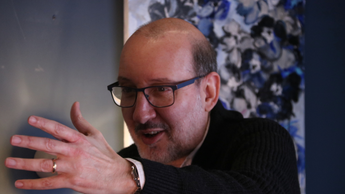 El periodista Antoni Bassas en un primer pla gesticulant amb la mà durant la presentació del llibre 'Bon dia, són les vuit!', el 7 de febrer de 2017.