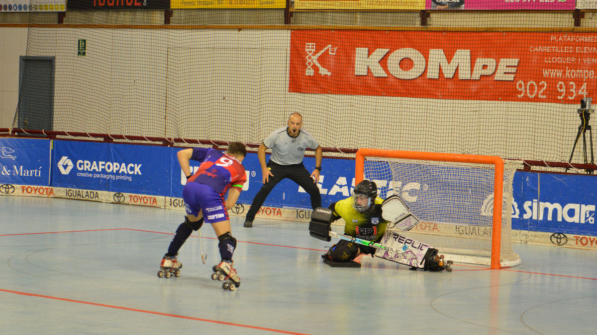 Uri Llenas executa una falta directa davant del llistat Martí Zapater.